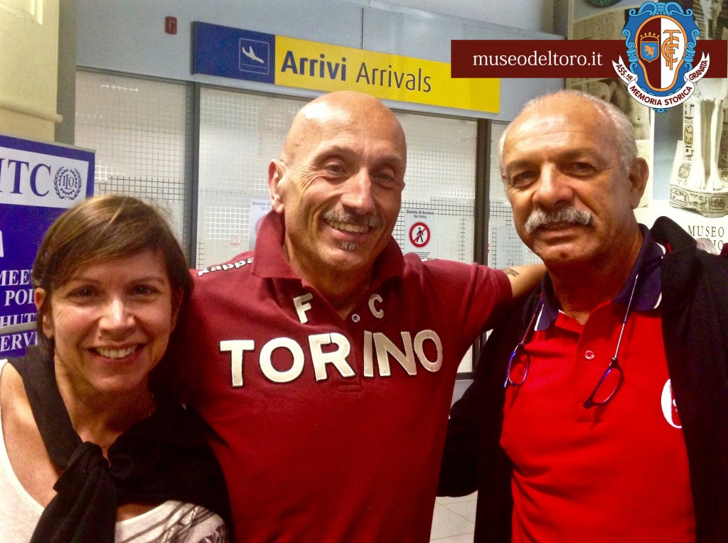 Leo Junior e la moglie Heloisa vengono accolti da Mecu Beccaria all'aeroporto di Torino